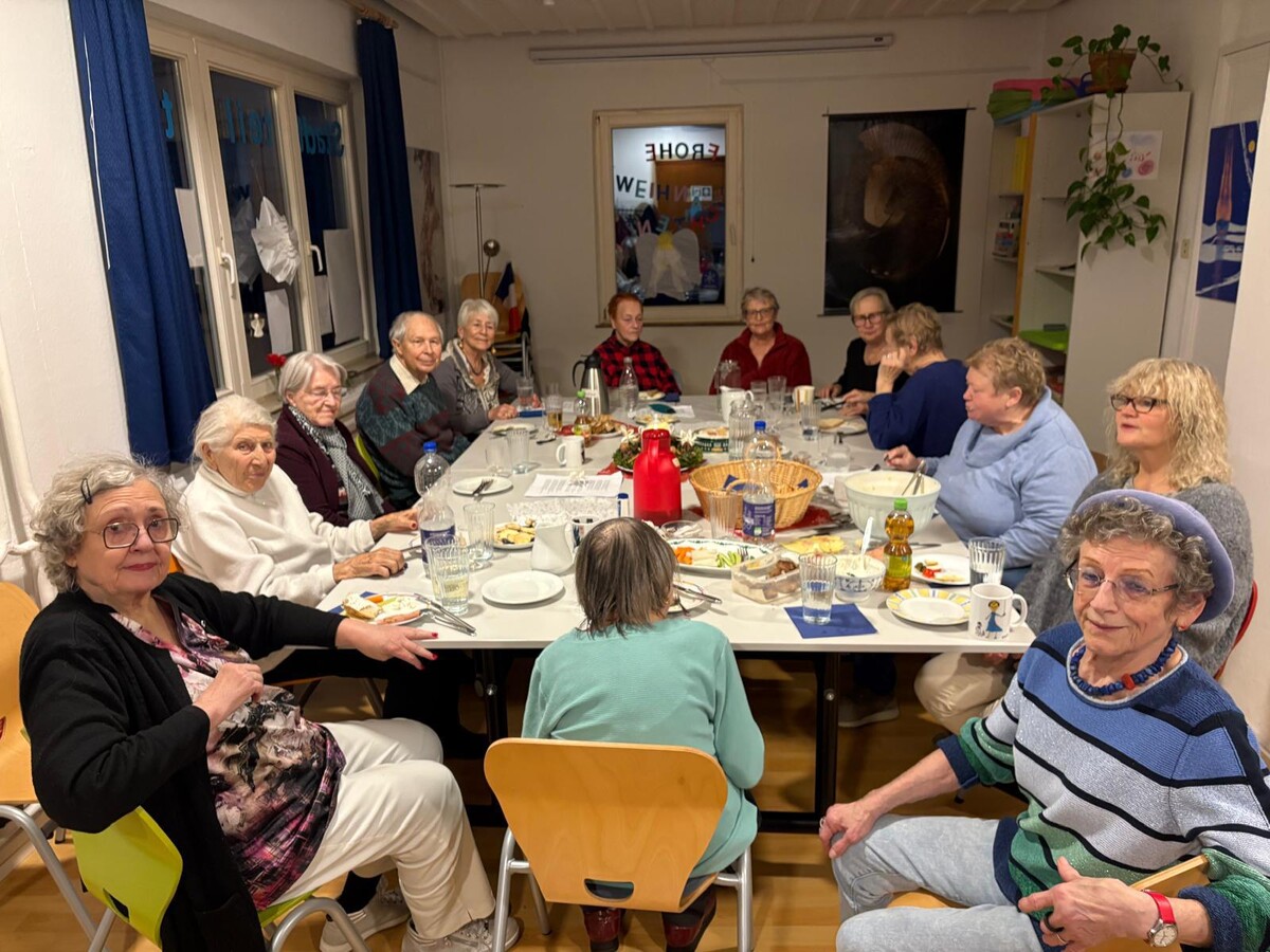 Eine große, gut besetzte Café Tafel